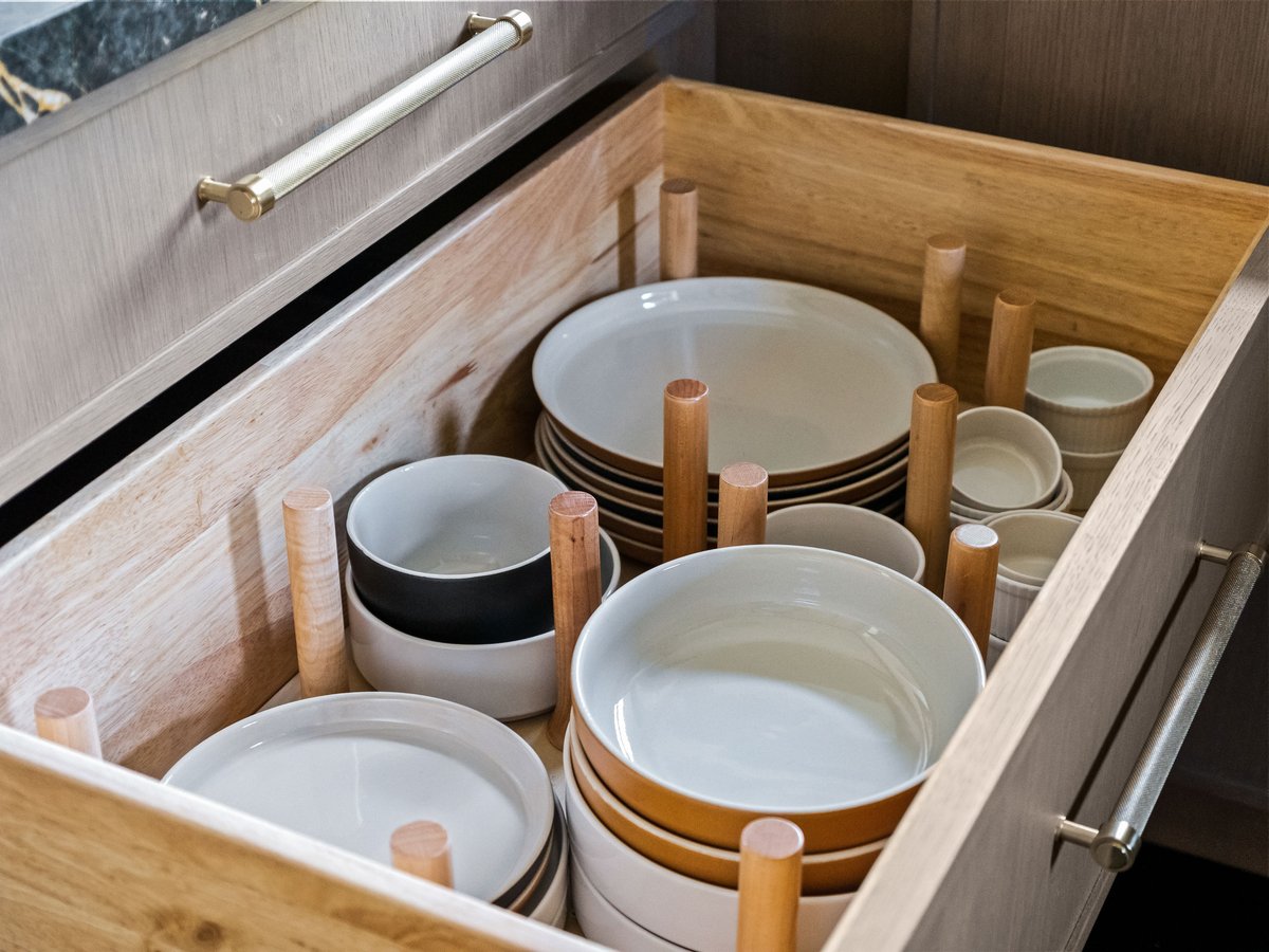 Drawer peg system for dishes and bowls