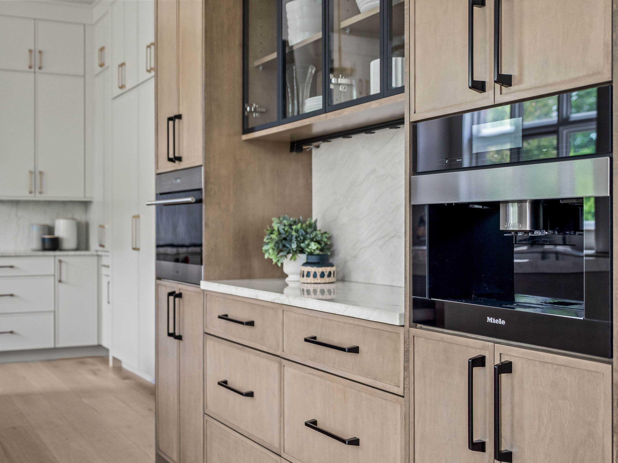 	Dura Supreme Bria – Reese door style; Hutch: Maple in Cashew stain; hood: Maple Onyx; perimeter: Canvas paint