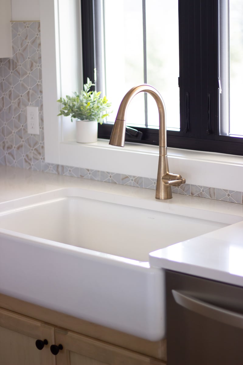 Detailed picture of the kitchen sink and faucet