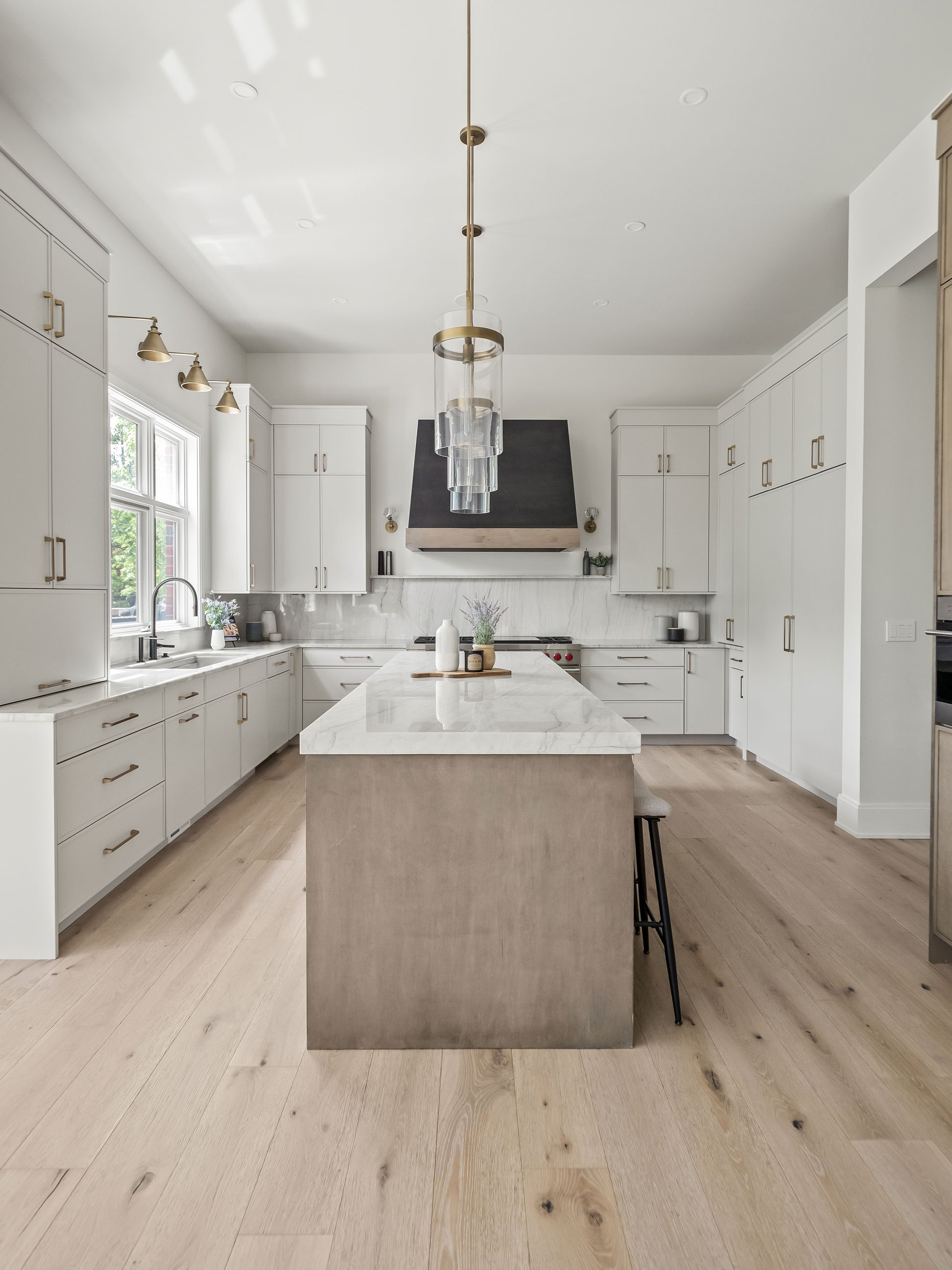 Dura Supreme Bria – Reese door style; Island: Maple in Cashew stain; hood: Maple Onyx; perimeter: Canvas paint