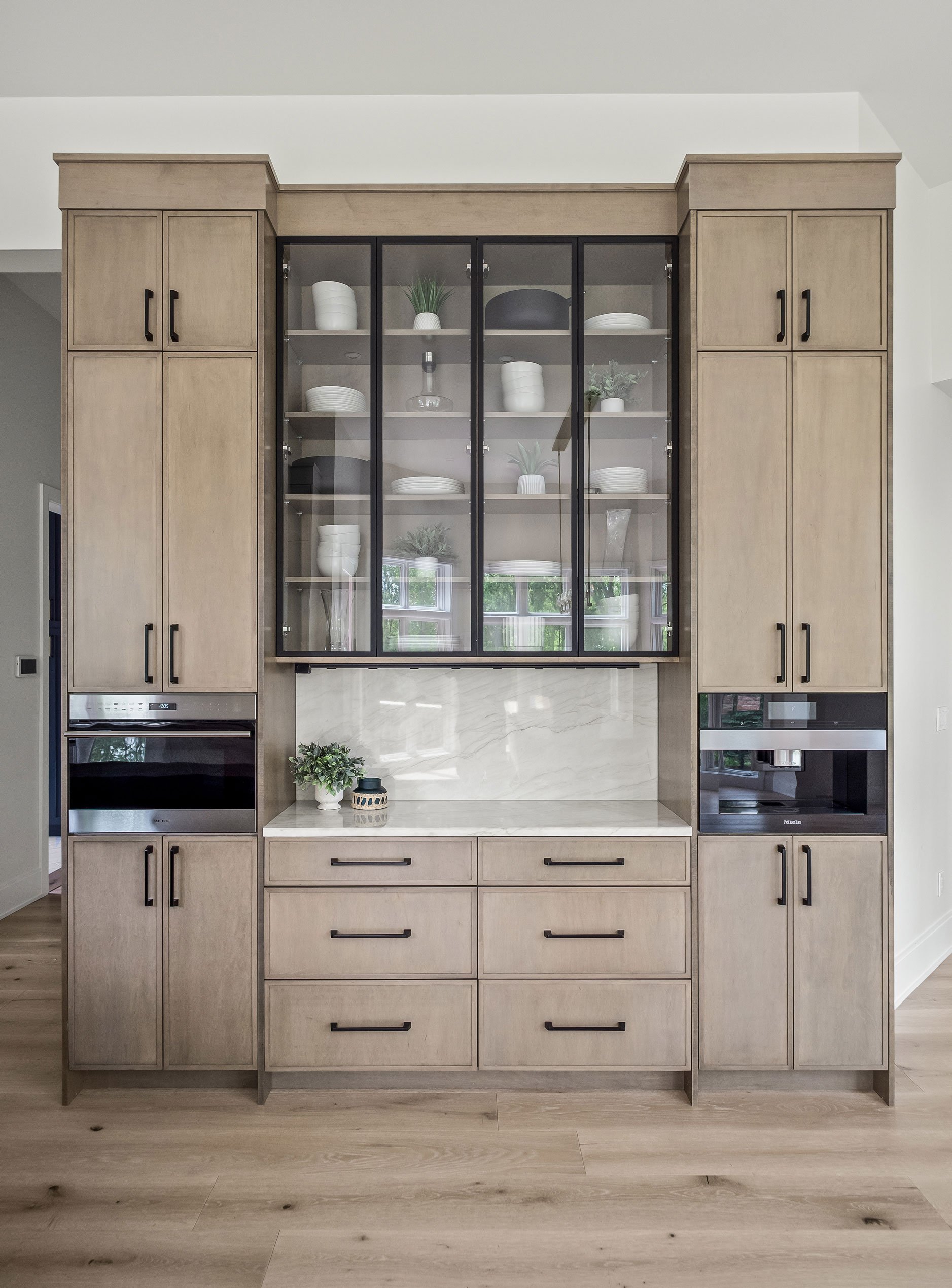 Dura Supreme Bria – Reese door style; Island and Hutch: Maple in Cashew stain
