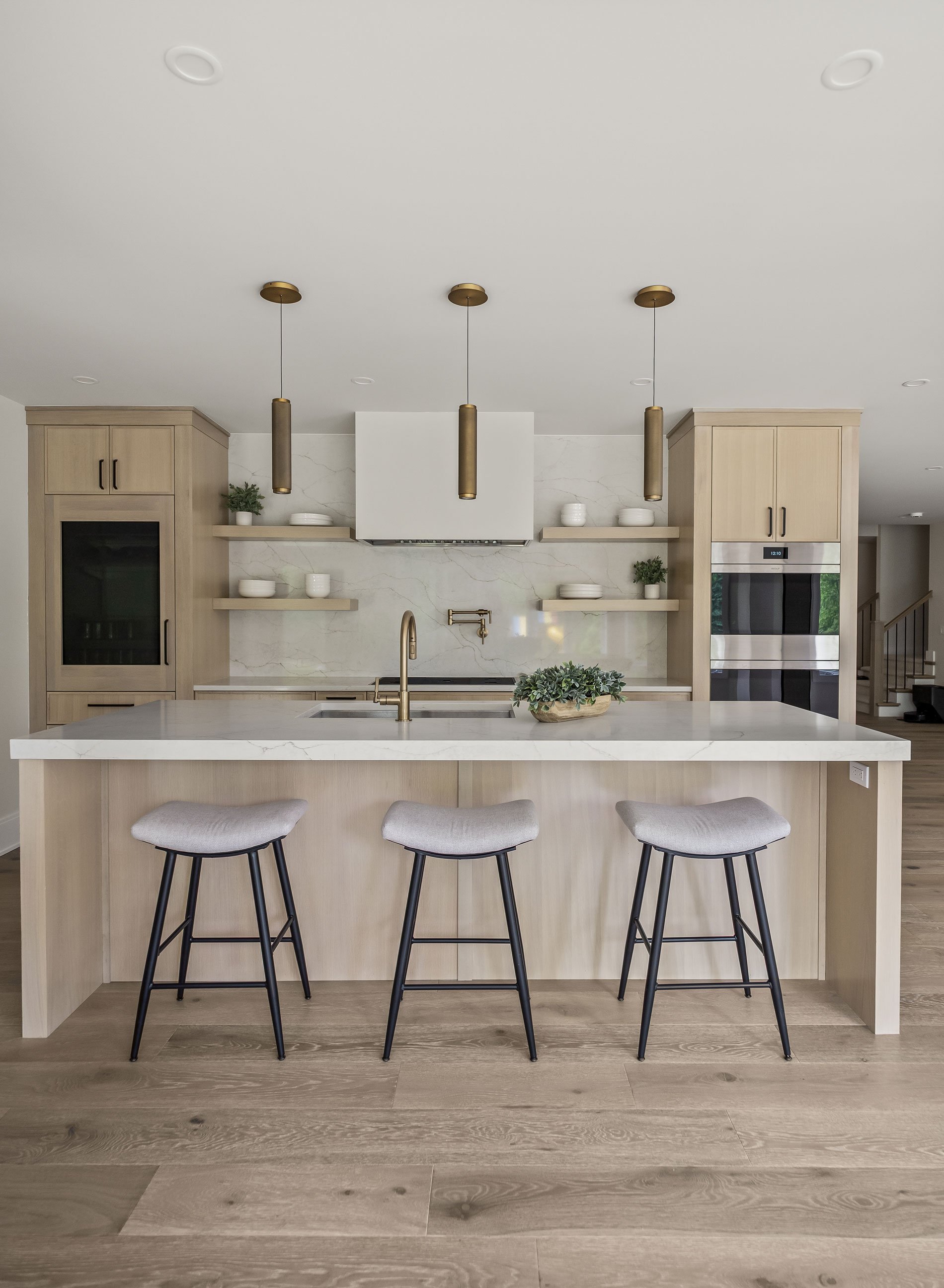 Dura Supreme Bria – Reese door style in Quartersawn White Oak with Alabaster stain