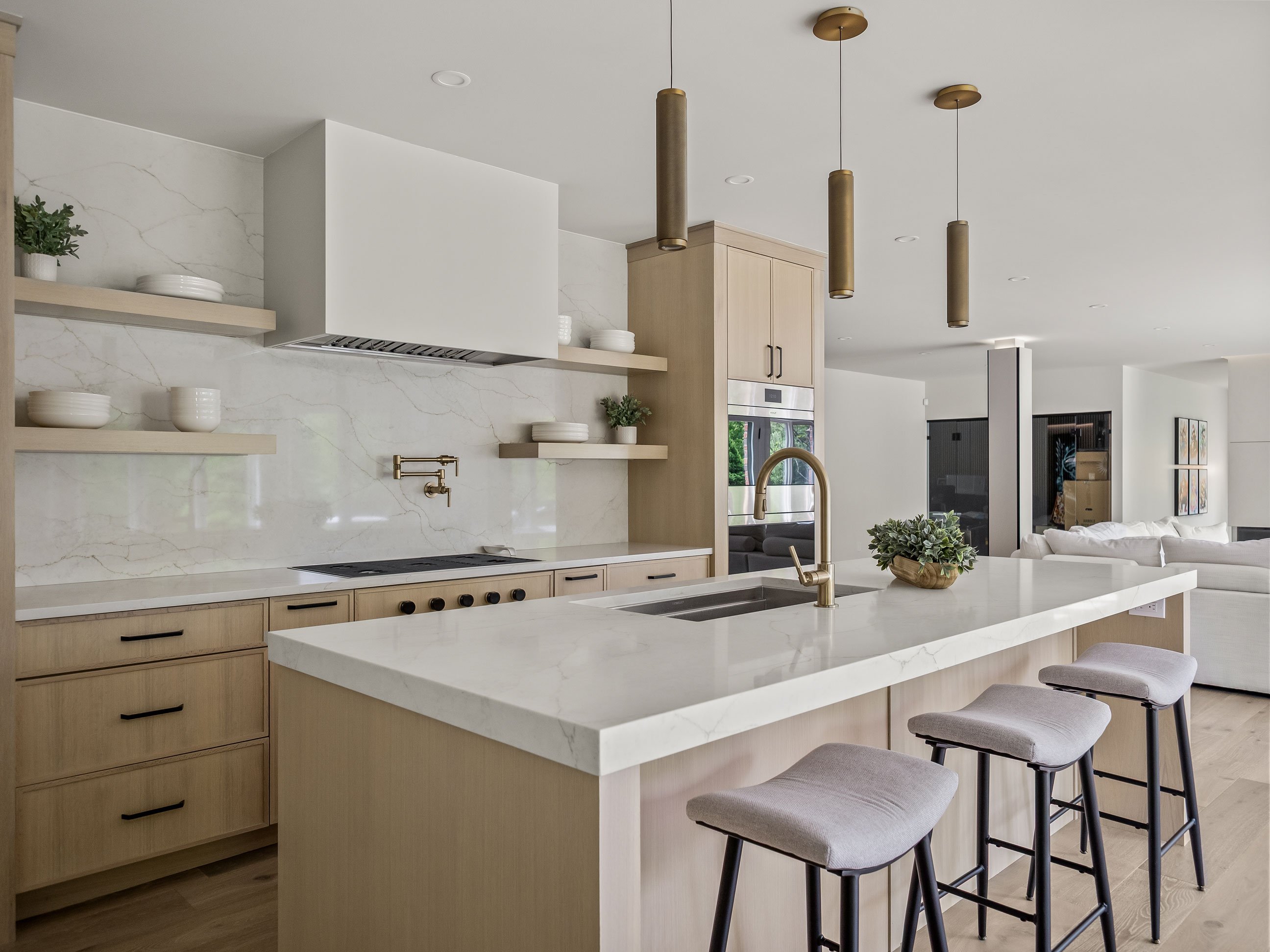 Dura Supreme Bria – Reese door style in Quartersawn White Oak with Alabaster stain