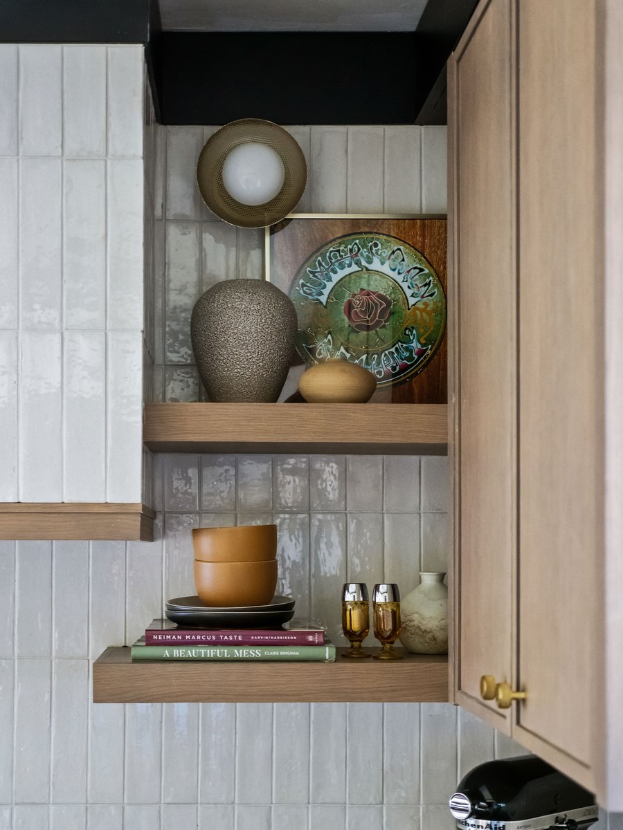 Tiled hood trim matching shelving and cabinetry
